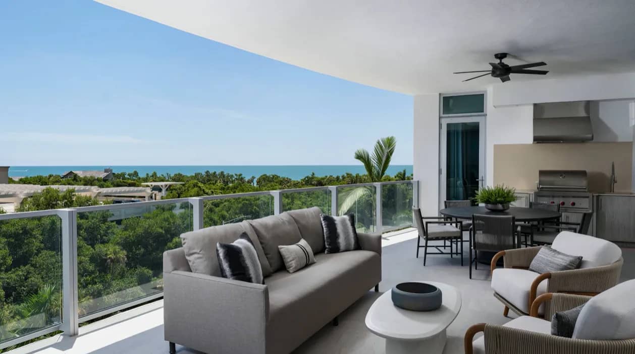 Ritz-Carlton Residences Naples — Outdoor Area